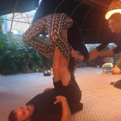 מאמן אישי שיעורי אקרו יוגה